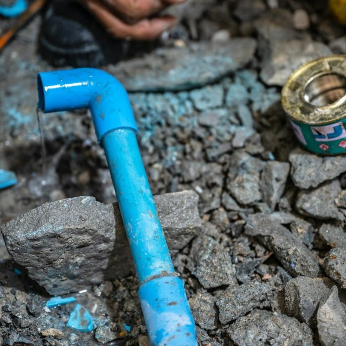 Dismantling and repairing the leaking water pipe in the bathroom