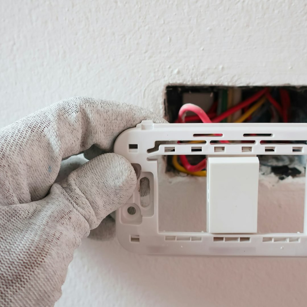 Repairing broken electrical outlets in the home, electrical plug maintenance